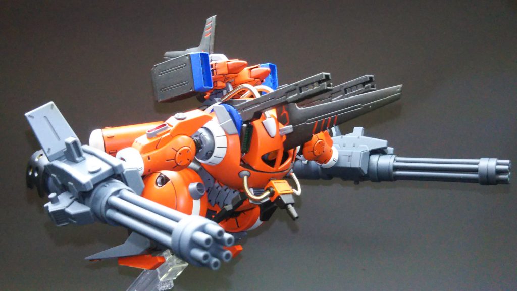当初は両腕はドリルのままにしようかとサタニクスのドリルとか付けて見たけどイメージに合わなかった。結局、ビルドパーツのジャイアントガトリングを付けたので、格闘が出来る固定砲台のイメージから高機動の機体に変更。脚部や背面のスラスター等ジャンクから掘り起こしていきました。