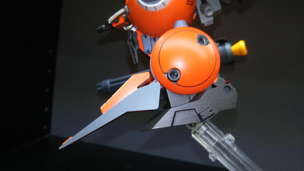 脚の構成は基部にVガンダムのシャイターンのバックパック、つま先はバイアランの脇スラスター、上にK社のゼフィカールのパーツ、かかとは同じくK社のフリースタイルシールドをカットして使用しています。股関節はダンボール戦機の物を使用。元のアッグの足のイメージを崩さない形でミキシングしています。