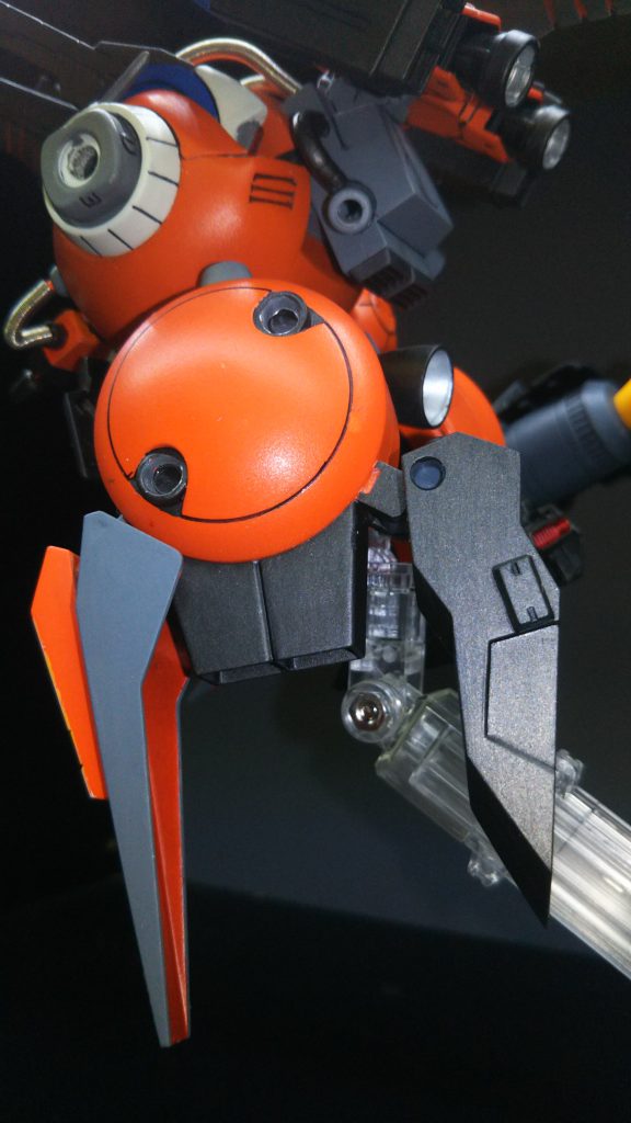 可動させるとスラスターノズルみたいになります。かかとのパーツは間が空けてあるので、展開しなくてもスラスターは使えます。塗装の為に分解出来る様にポリキャップを入れて着脱可能になっていますが、肩(?)のビームキャノンは外せません(苦笑)