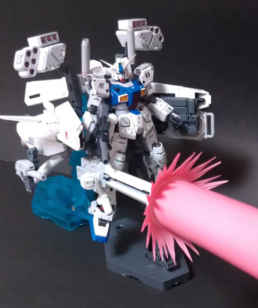 ペットボトルとパテの容器でメガビーム砲のエフェクトパーツを作りました。