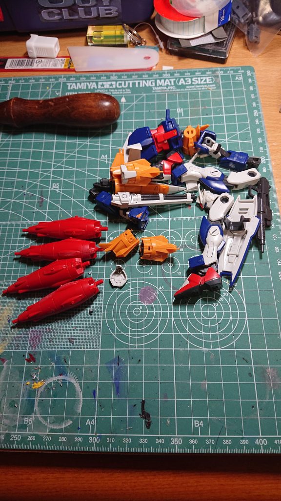ガンバレルストライカーと105ダガーのジャンク。ドラグーン以外はオークション落札のまんまです。色々パーツが足りてないんで、ガンバレルの再現が出来ないってのがこれを作る切欠になりました。前に作ったドレッドPの余ったドラグーンのジャンクの有用活用って面もありますww