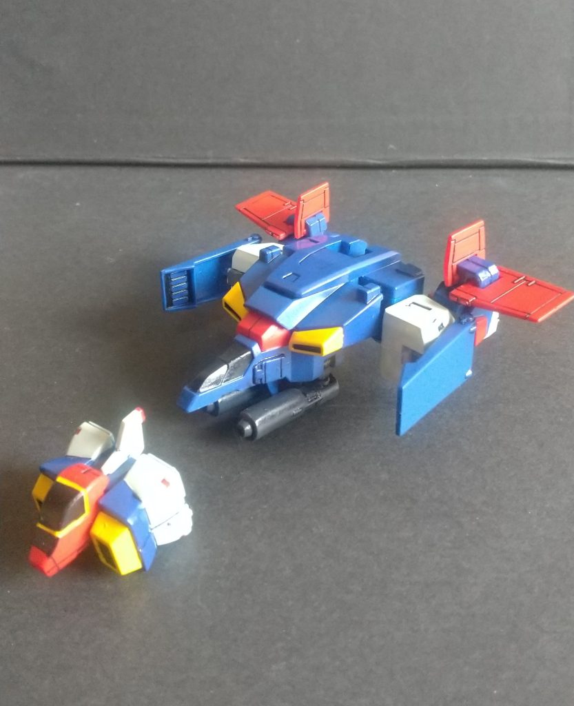 コアファイターとコアトップ。コアファイターの尾翼は差し替えパーツそれ絶対失くすやつ!