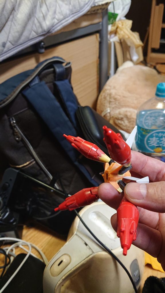 んで、ドラグーンを切った張ったして繋げた状態四枚の羽を半分切り、ボディに穴を開けてサブアームを取り付けました。