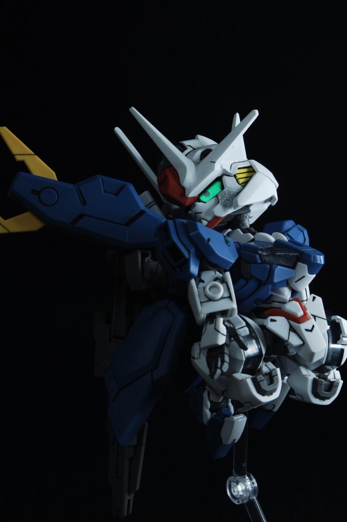 大きな動きをさせるわけではなくとも、股にクランク軸可動を採用したことによって所作や佇まいのニュアンスを表現しやすくなりました。こういうフロントアーマーが小さいタイプの機体にクランク軸は付け得だと思います。 手はビルドハンズを加工したもので、軸穴にSDCSのものを移植してキャリバーンと共用できる仕様にしました。