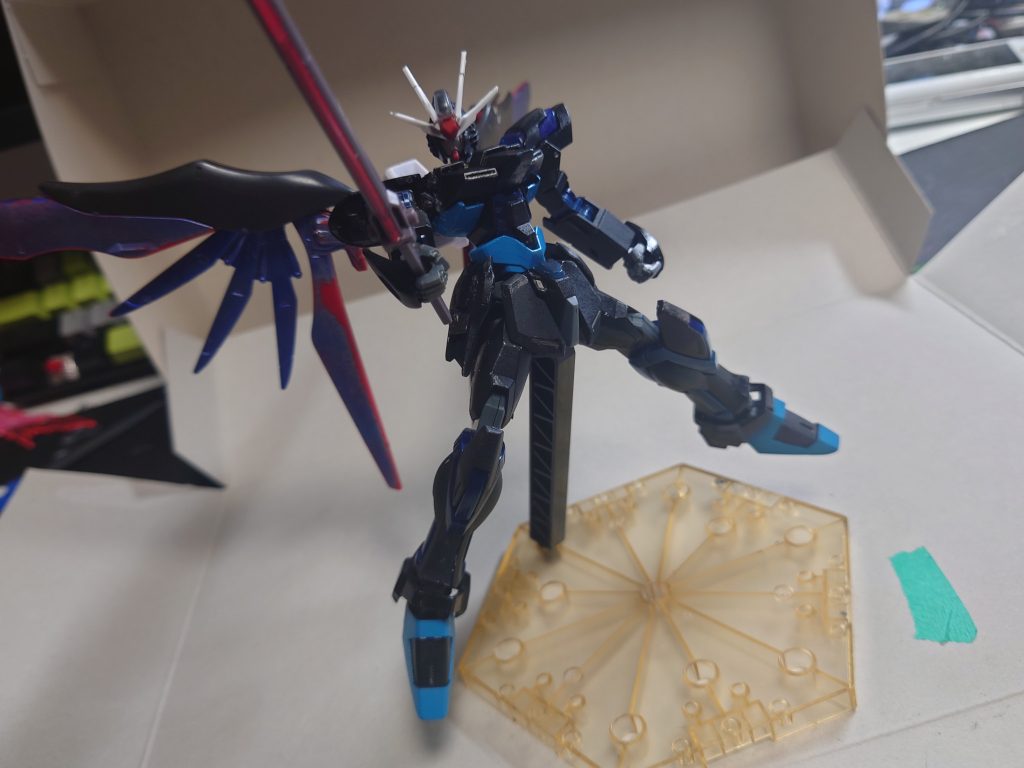 こちらのバックパックの翼は、塗装予定の仮のものです。