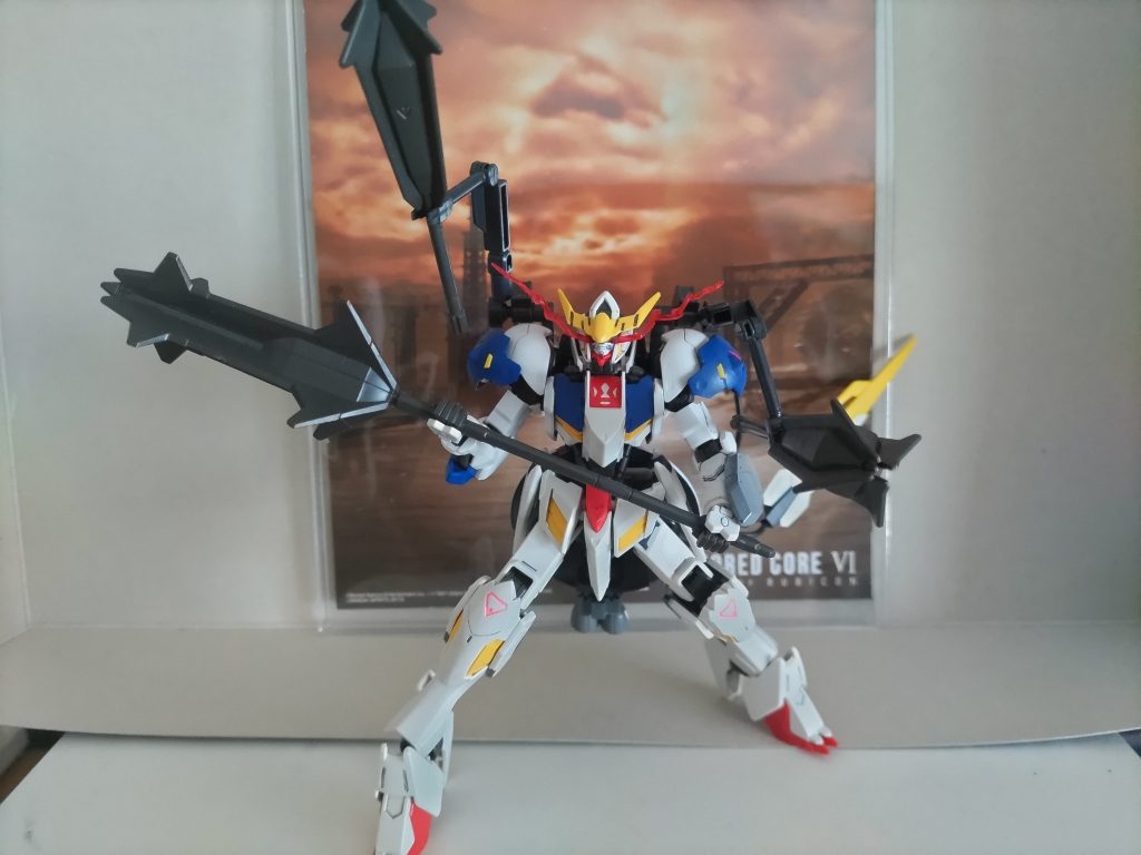 全体像です。前は肩を白くしてましたがなんかバランスが悪く感じたので青く塗装。赤目モードに合わせて武装も荒々しいメイスにしてます!