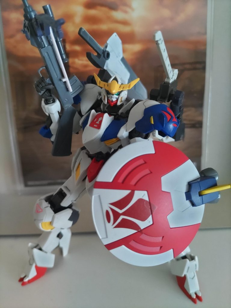 通常状態でシールドとボウガン型マシンガンを構えて。