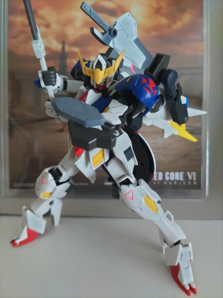 右腕のワイヤークローは可動的に邪魔だったので第4形態のものに差し替え、代わりに左腕に第1形態の篭手を装備しました。シールド無しの時の保険的な感じです。