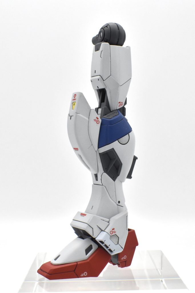 脚部は、スミ入れで細かいラインを際立たせつつ、デカールでさらに情報量を追加しています。メッキシルバーのシールは使わず、塗装でシルバー仕上げました。