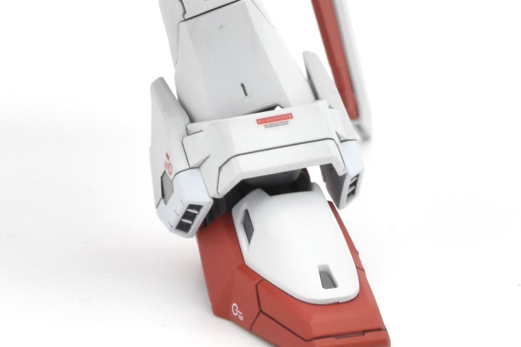 足首装甲のスラスター内部もフレームカラーで色分け。