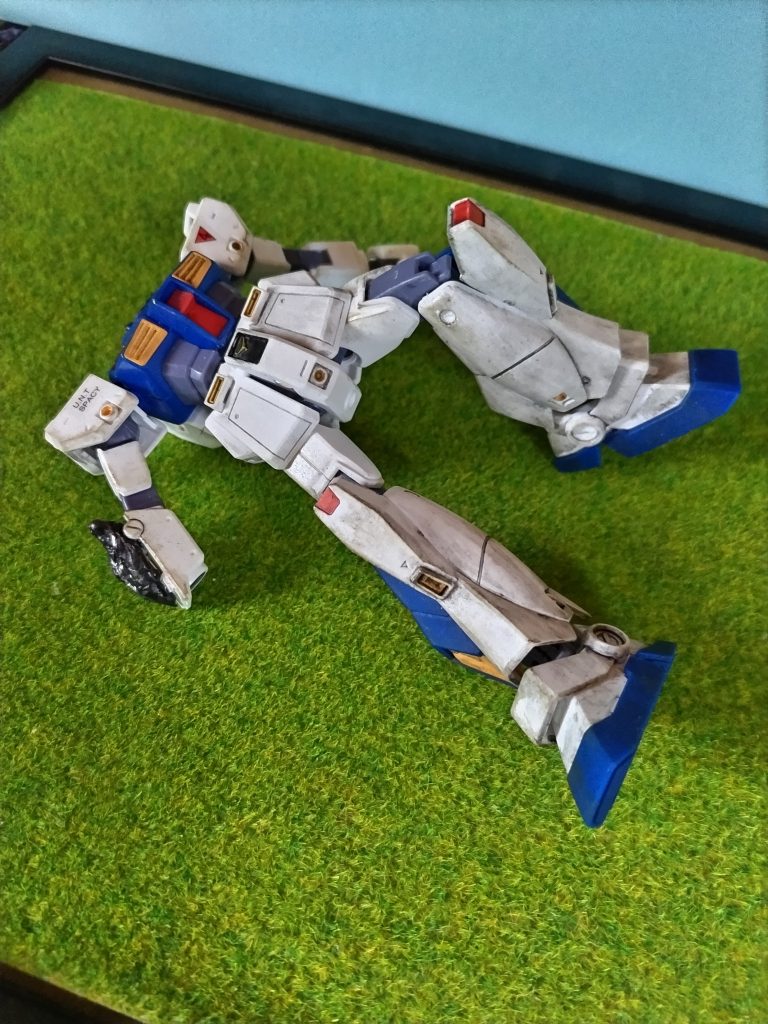 「 マッケンジー中尉は?!」「生きてます!気を失ってるだけです。」「ザクに乗ってたやつは?」「バラバラに吹っ飛んじまってる。ミンチよりひでぇよ」 「 ぼうや、大丈夫か?こんなところで何してたんだ…」………………