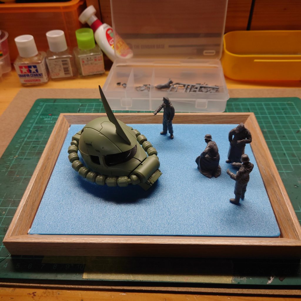 あちこちにフィギュアを置いて配置を考えてます。ザクヘッドはシャアザクを塗装しました！