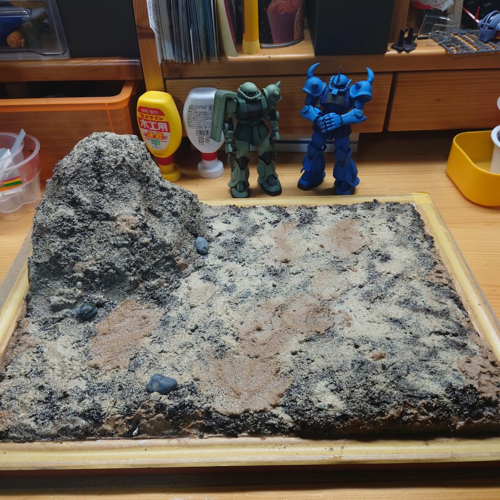 土と砂で下地を作りました。 