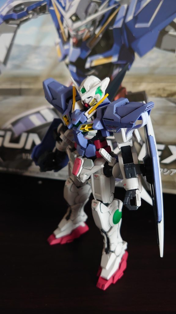 斜め上からいやー、イケメンですね~頭や足のクリアパーツには、ガイアノーツの蛍光グリーンを使用しました。良い感じに筆塗りできたかなと思います(´ω`)セイラマスオ先生の作例のように、淡い色合いを目指しました。でも、調色は怖いので、瓶生ですが(-∀-`; )