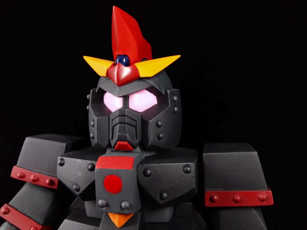 修正にあたり、頭部のアンテナ周りを巨大化させて宝玉も一回り大きくしています。