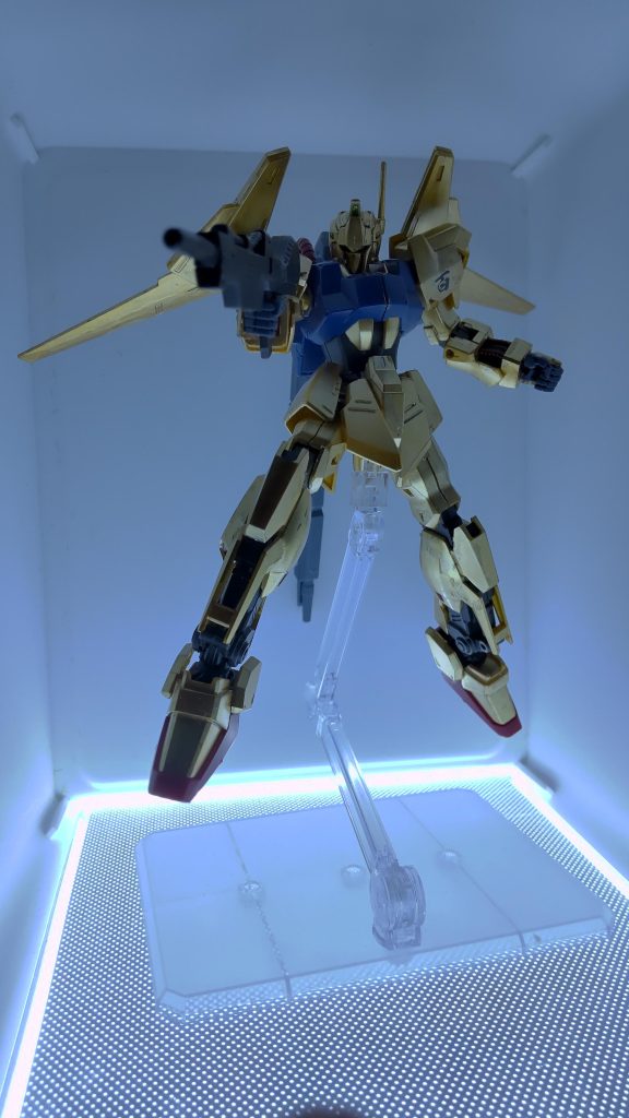 デルタガンダムからの名残として フレキシブルバインダーが変形し 飛行形態になれる