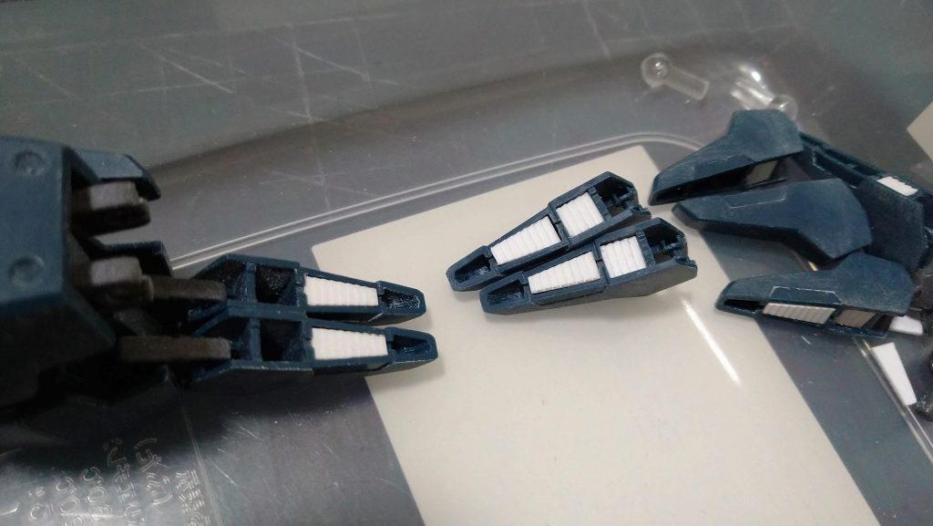 プラ板で裏打ち。