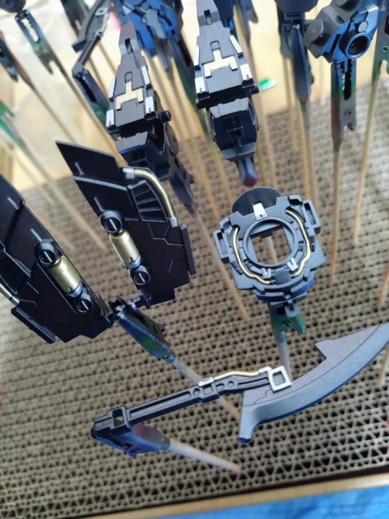 見えない所も塗り分けて。