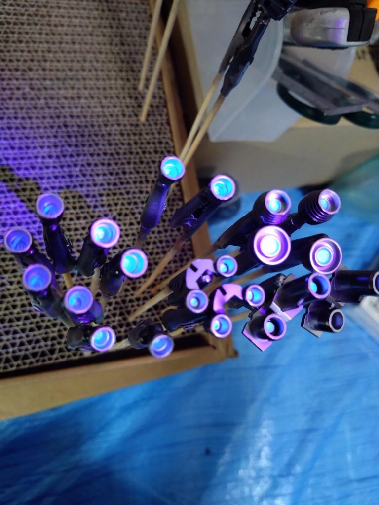 スラスターの真ん中に蛍光クリアを筆塗りで。