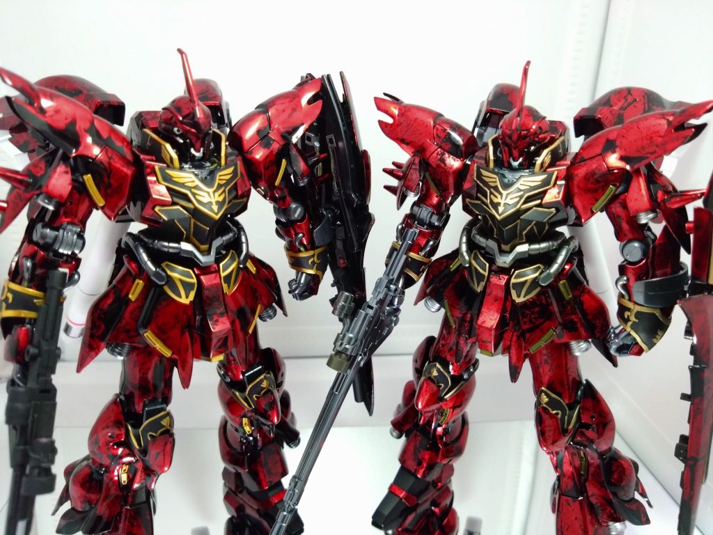 右が過去作の研ぎ出ししてないラップ塗装、写真じゃ伝わらないかな🤔シルバーのラップをペタリの段階でかなり凸凹してます😅エングレービングは過去作がゴールド筆塗り、今作はエナメル拭き取りです。拭き取りの方がだいぶ楽でしたね😆