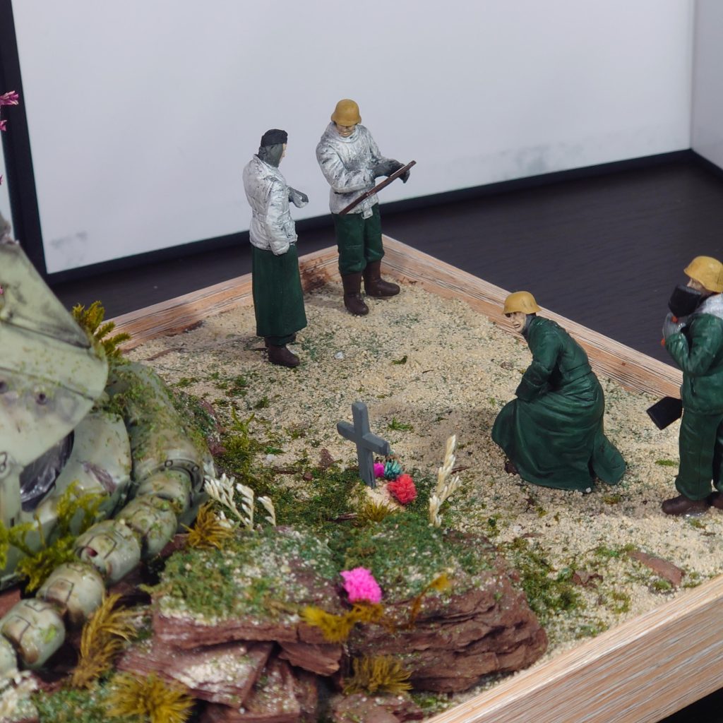 間違いない、少佐の機体だ。こんな所に……この墓はだれが…？