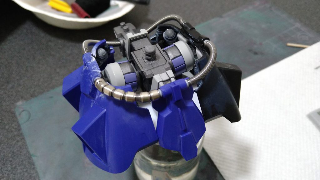 メタル＆スプリングで動力パイプを再現。