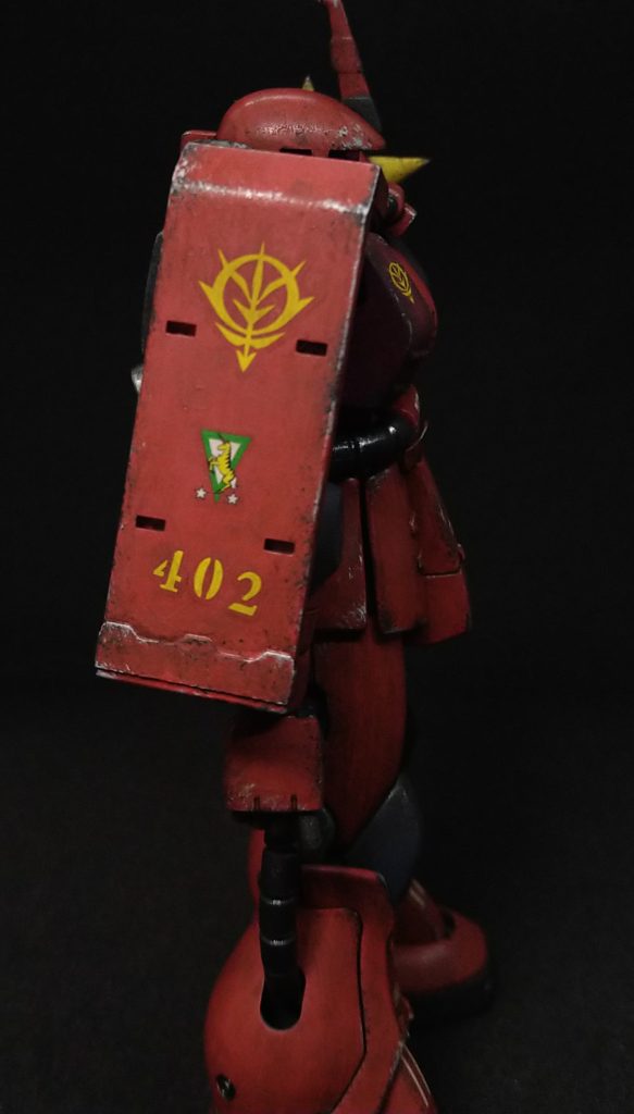 右肩シールド。シールドにはプラ板のディティール追加と、プレバン購入のデカールを添付。