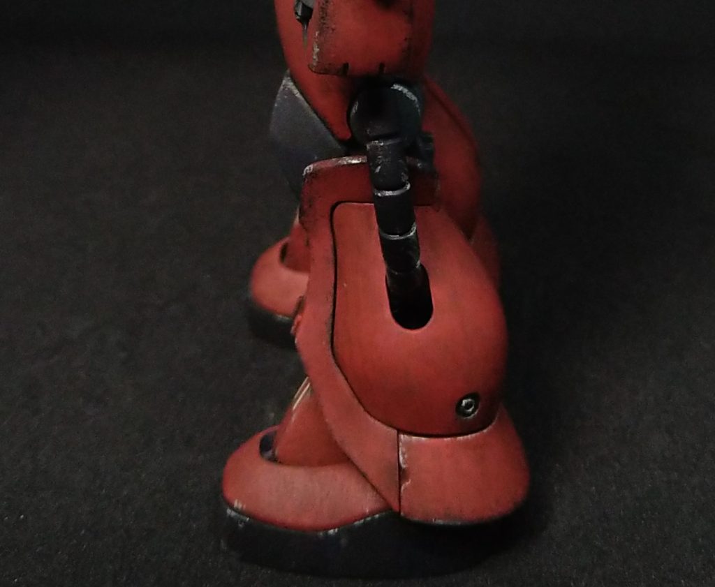 S型ということで、元々のキットにはありませんが、ドリルで掘ったあと市販丸パーツを取付け、脚部のバーニアを再現。