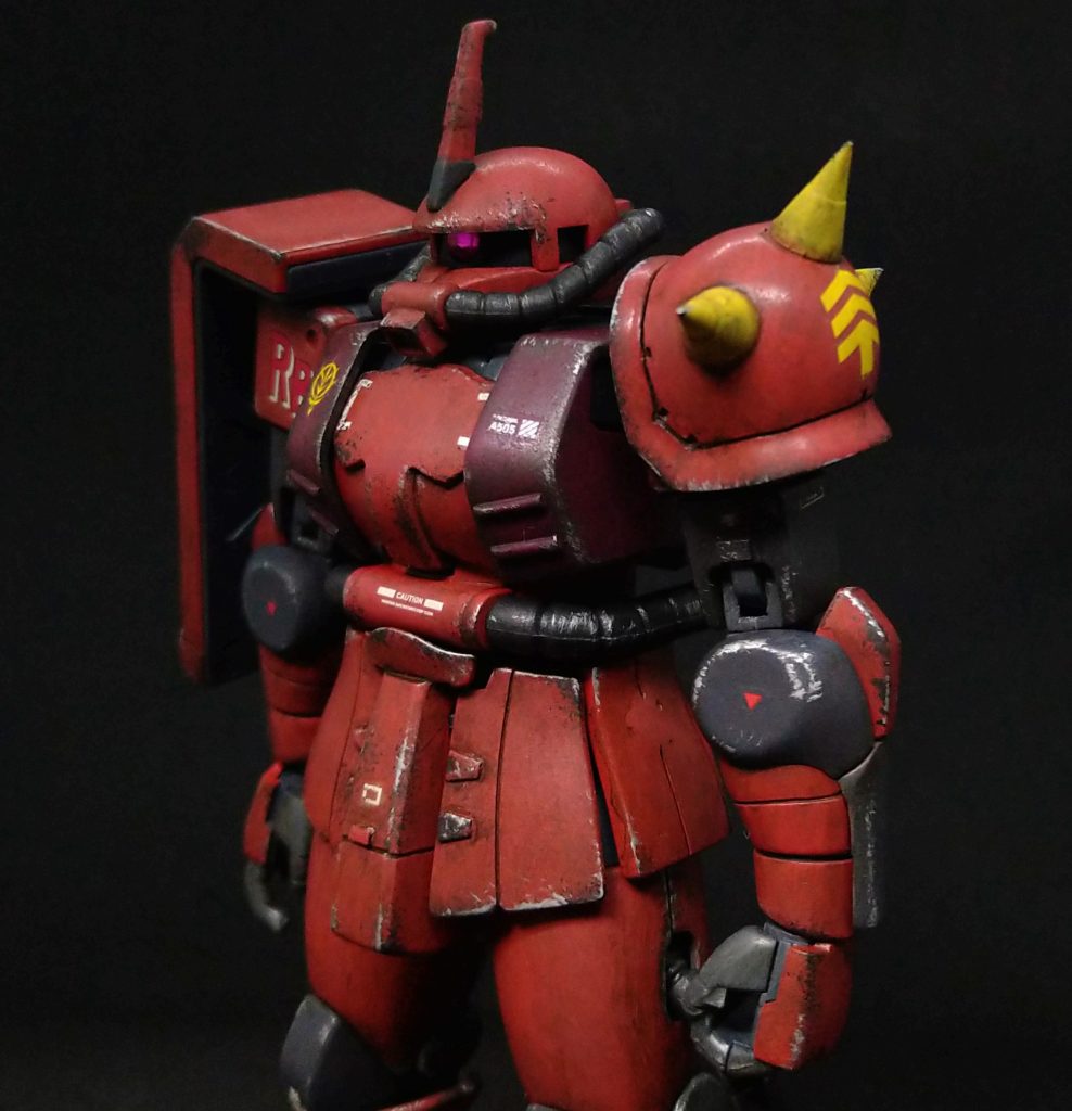 筆塗り塗装後は、ウェザリングカラー「グランドブラウン 」によるスミ入れ兼ウェザリング、タミヤエナメル塗料のスポンジチッピング。宇宙戦をイメージし、デブリ等による塗装剥がれを各所に。