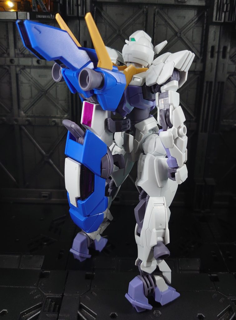 機体バランスもイイしどことなく00感もあり足も腰もそのままで寸詰まり感もなく良好ただ色合いが明るすぎるので艶消しクリアだけで相当良くなる気がします。暫くこのまま飾りますがそのうち仕上げる予定です