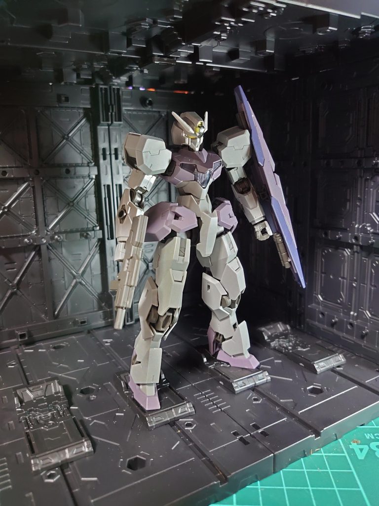 山田化学と言えば100均一(ちょい超えますが)結構な人がディスプレイベースで使っていると思いますそんな山田化学に新しい商品が増えました。連結ディスプレイベース用 拡張床2P今回は天井に使いました連結ディスプレイベース用 側面壁この商品には少しだけ注意点がありまして天井を綺麗にふさぐ為には追加が必要になります連結ディスプレイベース用 カタパルト従来のベースの床が使えなくなる欠点有り。通常ベースに取り付けるスタイルの商品です画像のは写真を取りやすいように側面を片方外してます1/144にピッタリの格納ベースとして使うなら格納ベース×2、天井×4、側面×4(天井を塞ぐ場合×8)、カタパルト×2になります。約1400円ほど、これが高いか安いかw