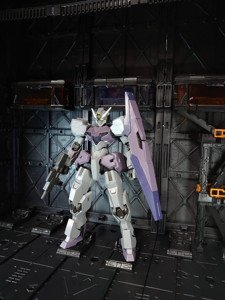 撮影ブースの代わりに使うとなると更に贅沢に繋げて行けば大きさは自由自在指令室も3つ付けて階段も入れてみましたこれで総額約3000円・・・やり過ぎました。これ位のサイズだと1/100も余裕で格納出来ますし撮影にも映えると思います。ついでにガンヴォルヴァ君について語りましょうかリサイクルショップで1000円以下で購入しましたかなり肉抜きありますけど稼働は良好、良いキットですただ同じ価格帯のエアリアルとどうしても比較してしまいエアリアルのコスパが良すぎるのか・・・