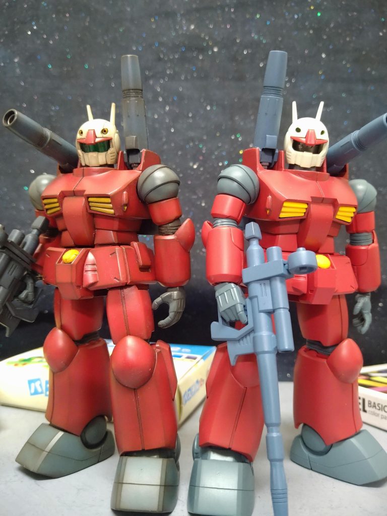 .こちらがガンキャノン〘塗装後〙…ウェザリング〘前と後〙の比べっこでございます!🤗〘前回〙のガンキャノン…結構傷や歯型😭が多かった為、〘ごまかし〙が目的でいつもよりも〘汚しの材料〙多めに使っております…😅結果的に仕上げたいと思っている色よりも明るく薄い色を塗装してトーンを落とすと言うよりもこのウェザリングの粉で色を塗る…まで言うと、大げさになってしまいますが、この粉で仕上げたい色に仕上げる…様なイメージで!😆 写真ではわからなくなってしまいましたが😅体の〘赤〙ももう少し白みかかった薄い赤色でした…😅グレー部分で比べて頂けるとわかりやすいと思います!🤣.