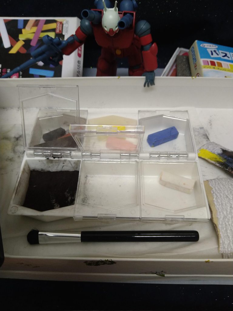 〈ガンキャノン②〉………………………………😦💧……この子😐……汚いと思っているようです…😅.恥ずかしついでにもう一つ…🥴今まで〘ウェザリングの粉〙とカッコつけて言っておりましたがその〘粉〙とは…早い話パステル…😚百均の〘パステル〙をヤスリで削って出た粉をウェザリングの粉と言っていました…百均でございます…🤣ハズカシッ💦💦💦…ただ私的にこの粉…気に入っております!😁比較的自由に汚したい色を作れます!😆基本的な〘汚し〙の色は焦げ茶に黒を少し混ぜた色を〘基本色〙とし…😚そのシチュエーションにより、割合変えたり茶色足したり、オーカーと言う色足したり…😚〘粉〙ですので、取り扱い注意⚠️☹️ついうっかりその場で〘咳やくしゃみ〙なんてしてしまったらいきなり〘げんこつ👊〙が飛んでくるような😵…💦…そんな危険な材料でございます!そして準備も削って色作って…ちょっと面倒くさい所もありますが😅中々便利で気に入っております!😚…私の作品…基本的にシンプルでして…😅そこに〘薄い汚し〙…😅あっさりし過ぎて何か物足りない…🤔工作でデティールアップする作品でもない…🤔これ以上汚しを広げるシチュエーションでもない…🤔…と思った時にも使っております!😁今回のガンキャノンでも使いました!😆赤い機体ですので赤系の粉…濃い桃色、カーマイン、マゼンタ、などなど…その粉を〘付けた〙か〘つけてない〙か…分からないくらい薄く馴染ませます…🧐本当に分からないくらい薄くつけてはいるのですが、完了後、全体を見るとシンプルな機体に奥行きができる…と言うか…🤔何と言うか…😅…気のせい…自己満足なのかもしれませんが😅とにかく私的にその〘物足りなさ〙が気にならなくなります!😆ので黄色は黄色系の粉、他の作品でも青い機体でしたなら青系の粉…のように〘汚し〙以外でも色々使っております😅方法は以前お話した形でのウェザリング→トップコート(半光沢)→ウェザリング……の繰り返し…〘手間〙と言う事を考えましてもどのみちウェザリングはしますので〘パステル色とハケ〙を変えるだけで作業は同じですので事のついで…と、言うより、同じ作業工程内のほぼ同時作業になりますのでパステルでの色付け作業自体に手間と感じた事はありません!🤗.……しかも✨100円…🤣🤣🤣ウレシハズカシ💦.