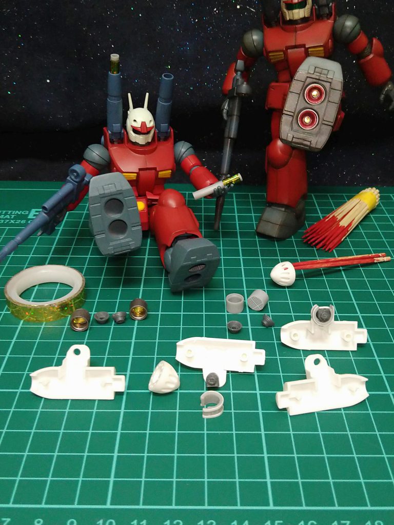 前回のガンキャノン投稿の際、細かな仕上げのご説明できませんでしたのでこの場で少しだけ…😅足の裏は私の定番の工作ではございますが市販のバーニアの真ん中に穴開けて、完成後覗き込むと、その奥から百均のキラキラテープが見える様に工作しております😁座っているガンキャノンが手に持っている棒は240mmキャノン砲の中に差し込むプラパイプ…見た目格好良く見えると思い、キットキャノン砲のパーツを4.5㍉まで穴を広げて4㍉のプラパイプ差し込んでいるのですが〘ユルユルのグラグラ〙ですのでちょうど良いキツさで差し込み収まる様にテープを巻いて太さの調整しておりますのでテープならなんでも良かったのですが、たまたま手元にあったキラキラテープを使っております…😋.スプレーミサイルランチャーの制作でございますがミサイルの発射口からミサイルを見せたいと思い制作…使う材料〘爪楊枝😋〙今回私ったら太っ腹!😆私、結構家にある使い古しの物やヘタをすればごみ箱に捨ててある物まで使ったりもしているのですが…😐〘…さすがに爪楊枝の中古はちょっと…😅〙と思いまして…😅今回〘✨新品の爪楊枝!✨😆〙使っております!🤩それを束ね、塗料に豪快に〘ドブ漬け!〙😆………そしてこれは✨新品の爪楊枝!✨😆……ん〜なんて太っ腹!😁…😬…😐…😭ナサケナイ….