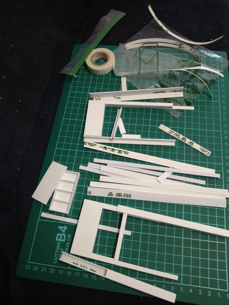 …もしかしたら本作よりも手間がかかってしまったような気もしますが😅今回《おまけ》で〘MSハンガー〙の制作も致しました!😆プラバン工作でございます!😚何か緑色の模様が見えるのですが🧐まず、プラバンで太さの違う〘角パイプを作り〙その径の違う角パイプを差し込んで、スライドさせるようなギミックを考えておりますので、塗装剥がれ防止と滑り止めの為の材料探していたら、ゴミ箱の中に〘冷凍保存用の袋〙が捨ててあり厚みも滑り具合もちょうど良いと思い🤔綺麗に洗って使う事にしました…🤣その袋(ビニール)を細く切り、プラバンに強力両面テープで貼り付けてから角パイプ制作…接着しております!😁.…ただ…言い訳させて下さい😅…私…別に、ゴミ箱あさりが趣味とか言うわけではございません🤣…この袋をゴミ箱から拾う数分前…確かに台の上に置いてありました…🙂たった数分の話です!😠この袋がゴミ箱に入った〘瞬間〙にゴミと名前が変わっただけなのです!😠…名前が変わってまだ数分!今ならまだ間に合う!😠…と思いゴミ箱から救出!…袋になりました…😏✨…何だか…つい楽しくなってしまい…😅めんどくさく感じましたならすみません🤣💦..