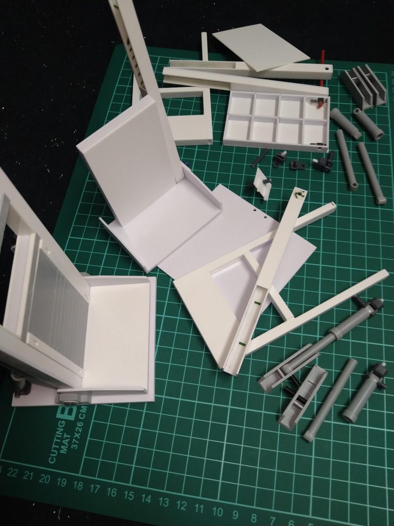 強度の欲しい芯となる部分は〘TAMIYAさんのプラバン〙後は強度にやや不安はありますが、施工もしやすく、そして何より安い!😆〘百均のプラバン〙使っております!😁写真の上下…右端に追いやられているパーツはMSハンガー裏面側につく、シリンダーのパーツになります!😚