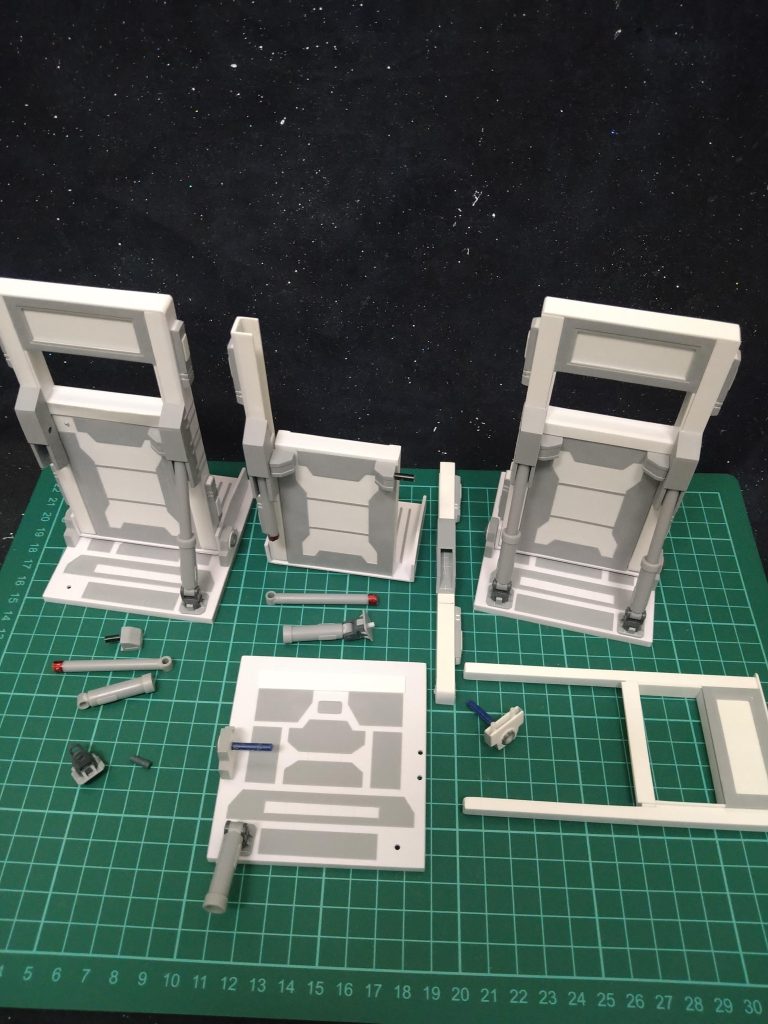 ギミックや組み立て方法がわかるように写した〘つもり〙の写真…わかりづらいですね…😭スミマセン💦グレーに見える部分は、0.3㍉の厚みがちょうど良いと思いましたので〘WAVEさんのプラバン〙貼り付けております!😚左側のMSハンガーのすぐ下にあるちょっと三角っぽいパーツ🤨ドレ?…もしくは、真ん中の上にあるMSハンガーのパーツの支柱の真ん中位と言うか😅ドレ?…壁の上の方と言うか…😂ドレ?…三角っぽいパーツがくっついているのですが😐このパーツの中に百均の強力な磁石が入っております!…何か😅…上手く説明できなくてすみません😂💦..