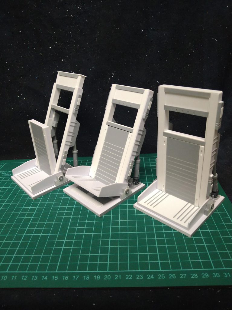 一応形が出来ました!🤗✧…磁石を使った理由…✧🤔ハンガーを倒した時、真ん中にあるハンガーの形になってくれるのが理想なのですが磁石が入っていない状態でハンガーを倒すと壁が残り、写真左上の様な形に…それぞれ動くので撮影には問題ないのですが…今後〘游ぶ時にめんどくさい!🤣〙基本的には一緒に動いて欲しい…と言う思いから磁石使いました!😆そしてあまり強力過ぎてもこれまた〘游ぶ時にめんどくさい!🤣〙と思いちょうど良い磁力を色々と試した結果、壁の上角の磁石の当たる位置に〘ピン針〙を刺しました!それがまたちょうど良い位のくっつき具合!😆良かったです!完成後、いっぱい遊べそう😏✨.