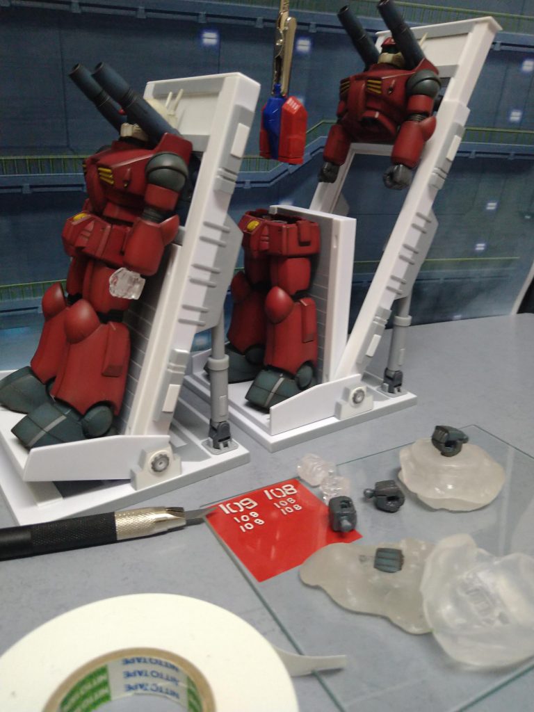 手前にあるハンドパーツ…前回リバイブガンキャノンにお借りした握り手😁借りた物は返さないといけないと思い、百均の〘お湯丸〙と〘レジン〙で複製しました!😚…その上にある108と109のナンバーは今後撮影時、貼ったり剥がしたりする予定…でも普通のシールでは塗装剥がれが恐ろしく😣〘TAMIYAさんの曲面も貼れるマスキングテープ〙を使い、切り出しました!😁…ムズイ…😅…もうヨレヨレです…😭でも見方によっては手書きっぽく何となく良い感じになリましたのでこれを貼る事にしました!😆.昔…子供がまだ小さい頃…🤗〈おもちゃ〉としてGアーマー作ってあげた事があるのですが、数日でバラバラに…🤣オソルベシ…💦ジャンクの箱に多分その時のキットのコアブロックがあったのでお遊び撮影😆ガンキャノンも一緒に並べてイメージ作り…と言う口実でのブンドド…🤣🤣🤣.…そしてイメージ作り…🤔...…こんなイメ―········ジ······😓💧.  ..