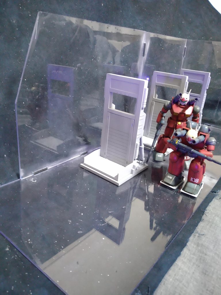 こんな感じに…😳💧…で…でかいです🤣💦とりあえず、このアクリル板を芯にして百均の0.5㍉のプラバンを貼り付けそのプラバンを下地にしてから本番、デティール等の制作を考えているのですが…🧐 この状態で、長さ60センチ位あります…🤣デカイ!💦……どうなる事か…😅でも楽しんで作りたいと思います!🤗..