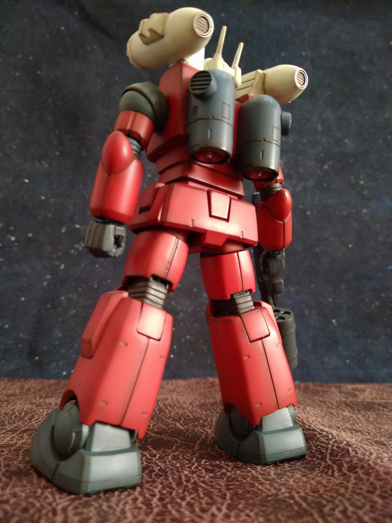 ………仮組み後………ガンキャノンと〘にらめっこ🧐…〙カッコイイ…😍格好良いとは思うのですが私的に何となく気になる所がでてきてしまいまして…🤔…このスプレーミサイルランチャー装備のガンキャノン…🤔どうしても上半身、上の方にばかり目が向いてしまいまして…🤨かと言ってこのガンキャノン本体に対してのプロポーション変更やデティールアップ等の追加制作はやりたくなかったもので…🤨…でも…それでも何とか…設定や世界観から大きく外れない何か…🤔…あともう少しだけでも『目線を散らす事ができたなら…🤔』と言う理由から〘スーパーナパーム〙くっつけてみました!😚何となく下の方にも目が向き目線を散らす事が出来ました😚シンプルな機体であればあるほど〘わざとらしくない視線の誘導、視線を散らす工作〙😅難しいと思いました…😭😭😭でもこれで当初感じた作品全体のシルエットに対する違和感が薄くなったと感じましたのでとりあえず良しとしました!🤗