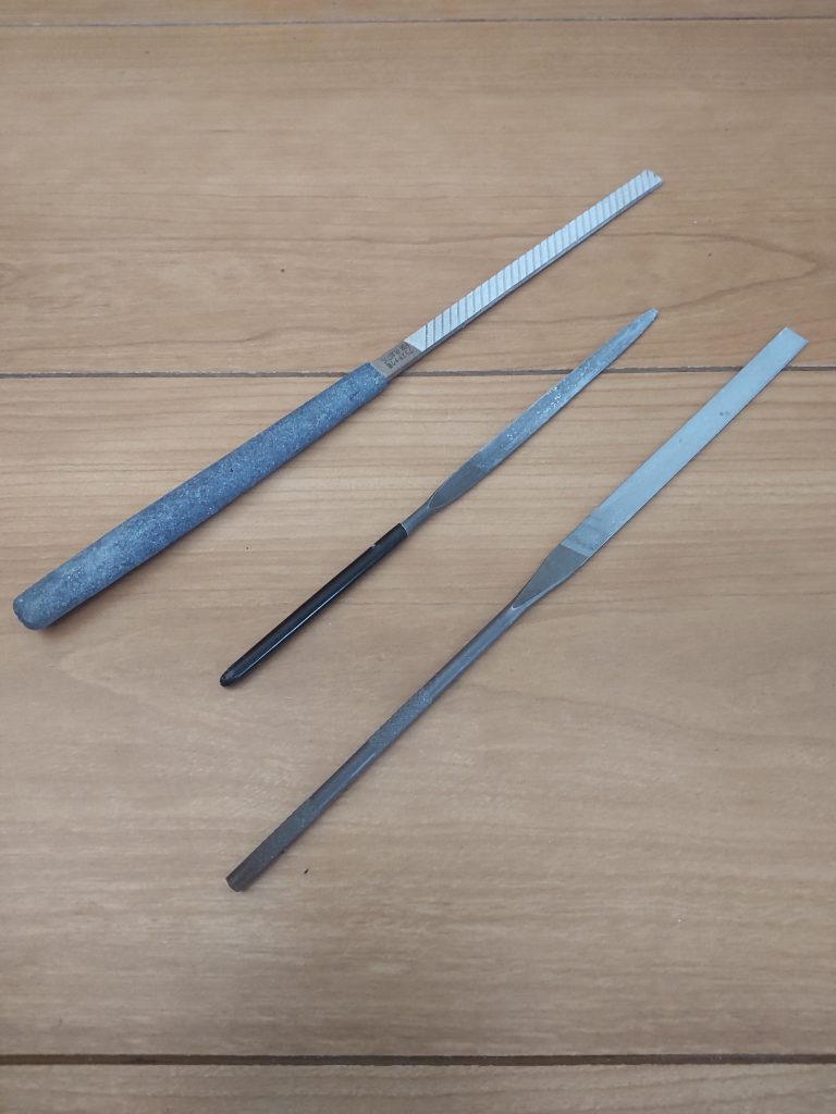 魚地球印の金属平ヤスリ（油目）今まではミネシマの半丸（中目）を愛用していましたが、購入してみました。当然切削力は落ちますが、その後のキズ消し処理が楽ですし、面出しにも使いやすいです。ゴッドハンドの面出しヤスリに感覚は近いですが、それよりも切削力があると思います。タミヤのクラフトツールも持っていますが、当て方によって深くキズが付いたりするので私には使いこなせません。コレの他の断面形状も買おうかと思っています。