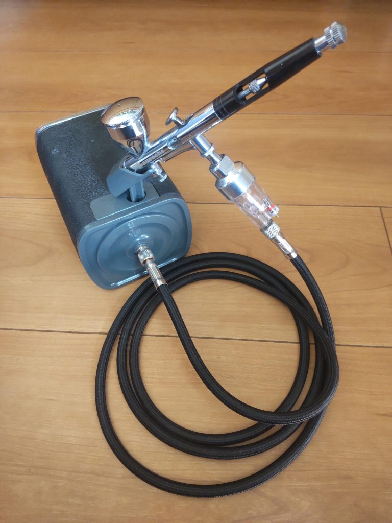 ここからは今年に買って良かったツールです。充電式エアブラシの電池に限界が来たので、据え置き型を購入しました。私はベランダ塗装なので静音性がマストなため、aurochsのモノにしました。これで電池交換のストレスから解放されました。ベタ塗りしかしない私にはこれで十分です。