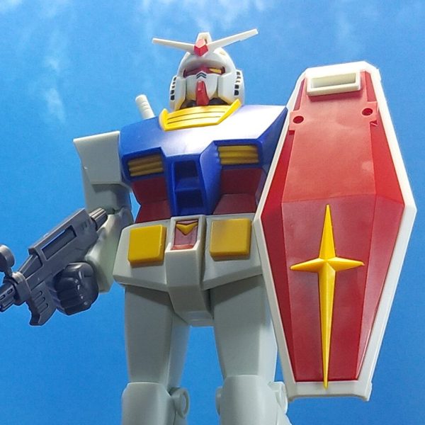 近所のおもちゃ屋さんにガンダム立像ができました