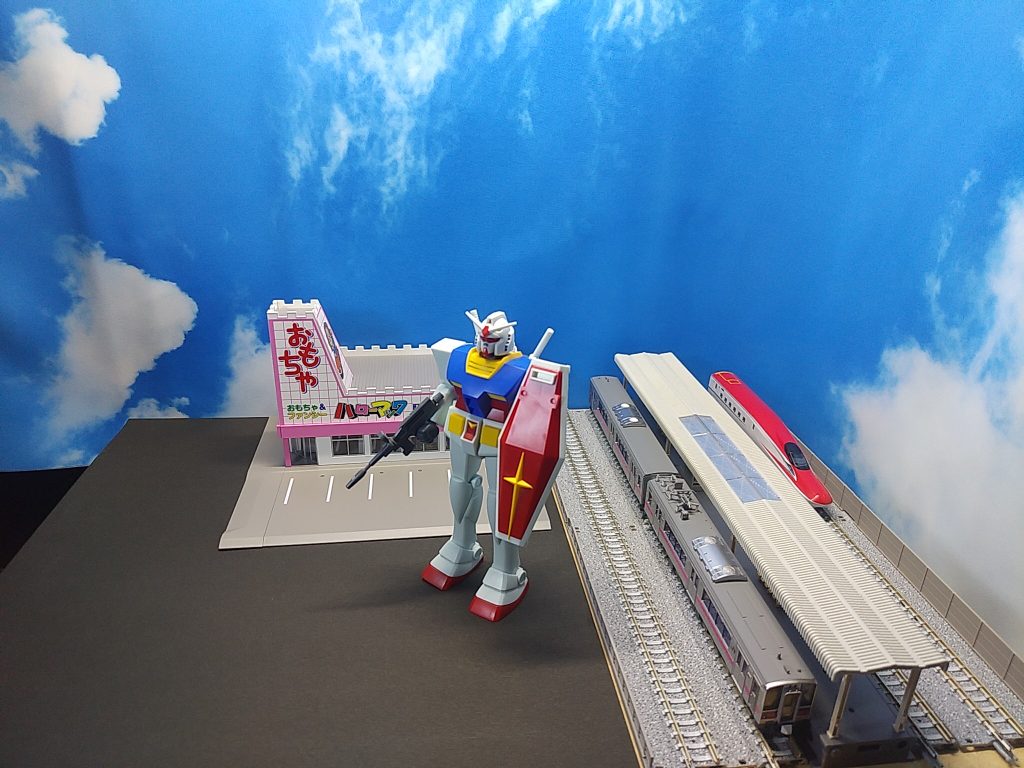 全体はこんな感じです。木の板に黒の画用紙を敷き、Nゲージの線路やホーム、ハローマックを置いただけです。車両はシンカリオンでおなじみ「E6系こまち」と奥羽本線の「701系」を使用しています。