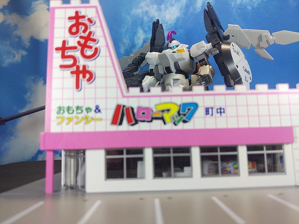 建物の奥に配置してMSの大きさを強調した一枚。