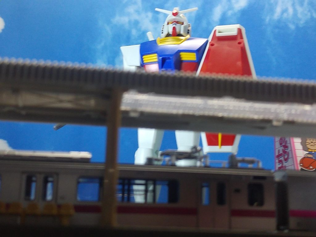 最後はガンダムの向きを変えてホーム側から撮った一枚です。