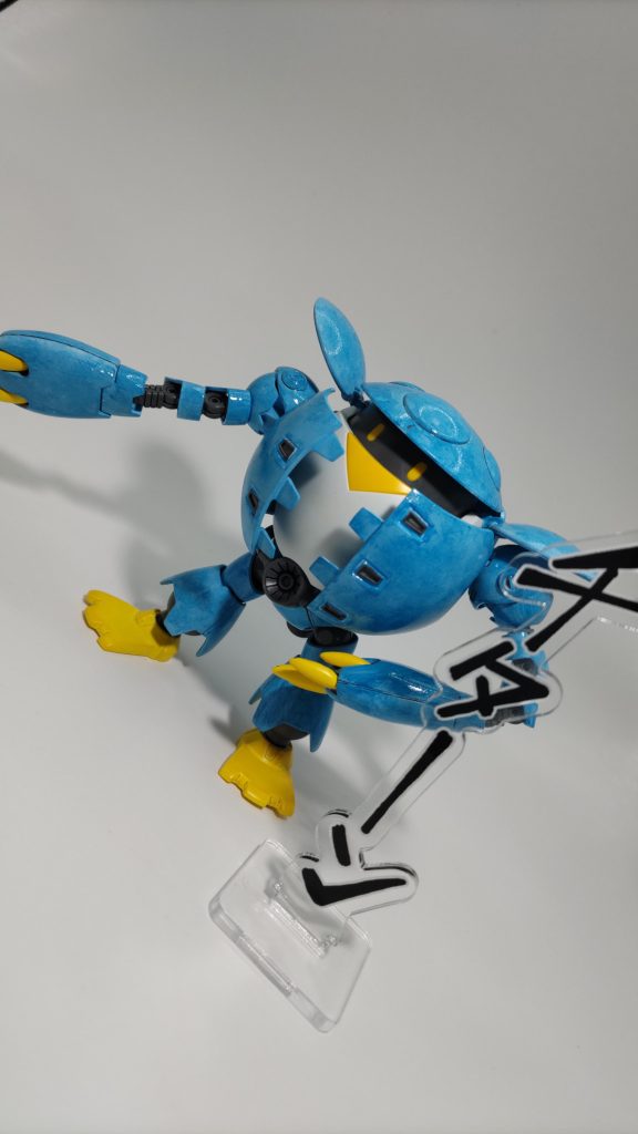 今でも謎ですが、塗装する際になぜかマスキングを適当にして塗装開始してしまい、全面5つの灰色部の周りだけ変に未塗装となっているという事態に。これはいかんと、これまたなぜか筆にて水彩画のようにごまかし塗りを開始。