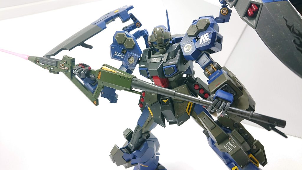 二基のショルダーシールドに搭載しているファンネルミサイルを妨害するためデコイフレア